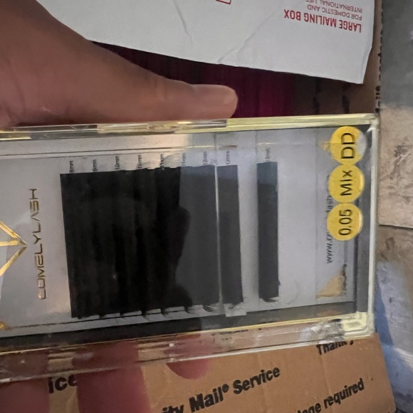 Box of lashes packaging and other items - Picture 9 of 10